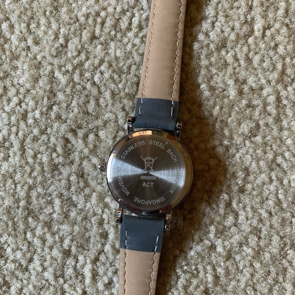 2 Avon Watches. Yellow 1 Never Out of Box. Gray 1 Wore Few Times. $10.00 Pair. - Picture 4 of 6